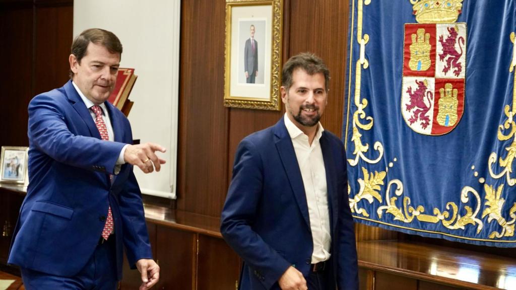 El presidente de la Junta, Alfonso Fernández Mañueco, y el secretario general del PSCyL, Luis Tudanca, durante su reunión de este lunes