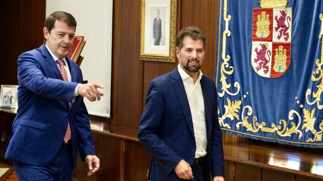 El presidente de la Junta, Alfonso Fernández Mañueco, y el secretario general del PSCyL, Luis Tudanca, durante su reunión de este lunes