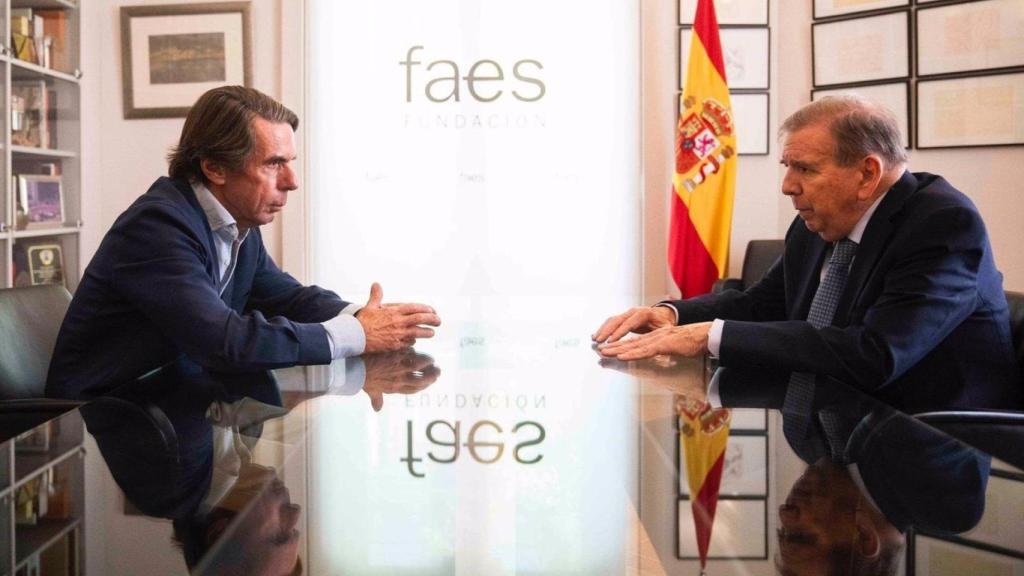 Aznar y Edmundo González este lunes en la sede de FAES en Madrid.