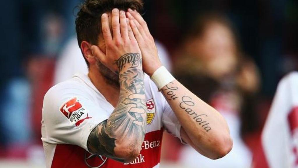 Un jugador del Stuttgart se lamenta tras el descenso de su equipo a Bundesliga 2.