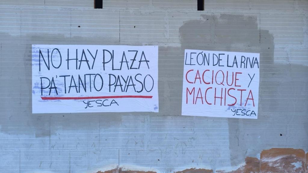 Carteles de la organización juvenil Yesca en la plaza que llevará el nombre de Javier León de la Riva