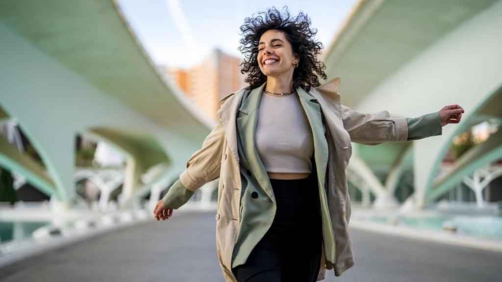 Mujer caminando felizmente.