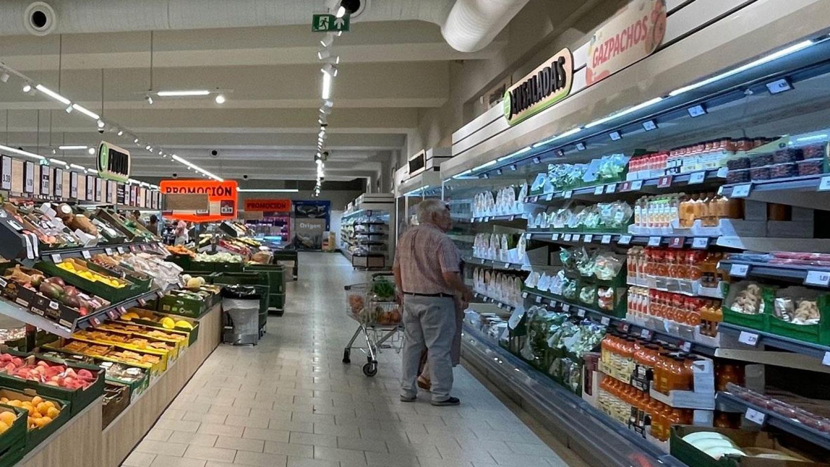 Un hombre, comprando en un supermercado.