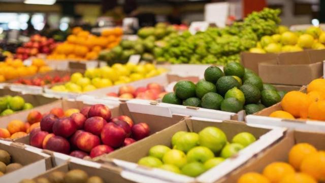 Las frutas y verduras de un supermercado.