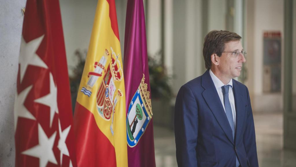 José Luis Martínez-Almeida junto a la bandera de la capital, la de España y la de la Comunidad de Madrid.