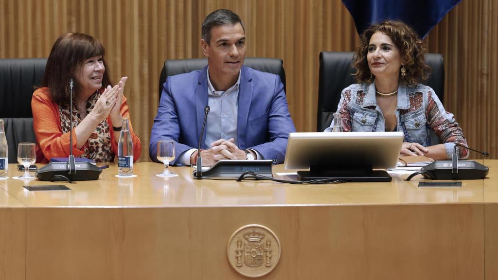 Cristina Narbona,  Pedro Sánchez y María Jesús Montero, este lunes en el Congreso.