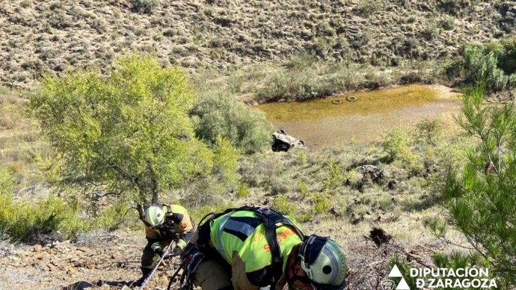 Los bomberos de la DPZ realizan la excarcelación de una persona fallecida en Nuévalos