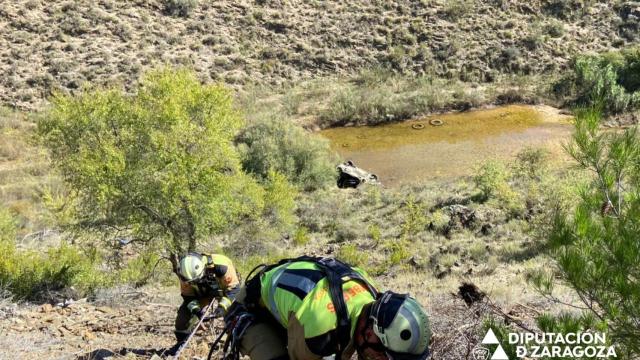 Los bomberos de la DPZ realizan la excarcelación de una persona fallecida en Nuévalos