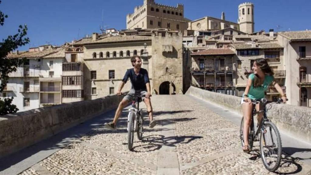 Dos personas en bicicleta saliendo de Valderrobles.