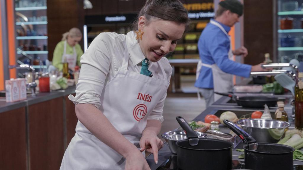 Inés Hernand, en acción en las cocinas de 'MasterChef Celebrity 9'.