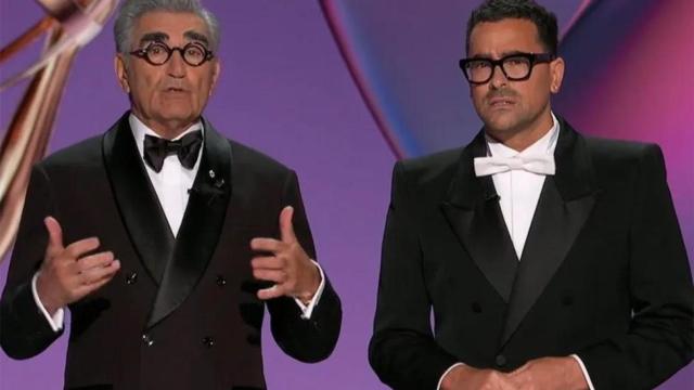 Los presentadores de la gala de los Emmy le lanzaron un dardo de 'The Bear' en su monólogo y acertaron