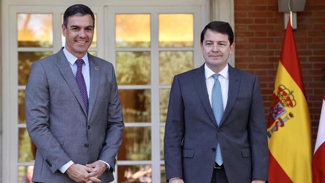 El presidente del Gobierno, Pedro Sánchez, y el presidente de la Junta, Alfonso Fernández Mañueco, durante una reunión en julio de 2022