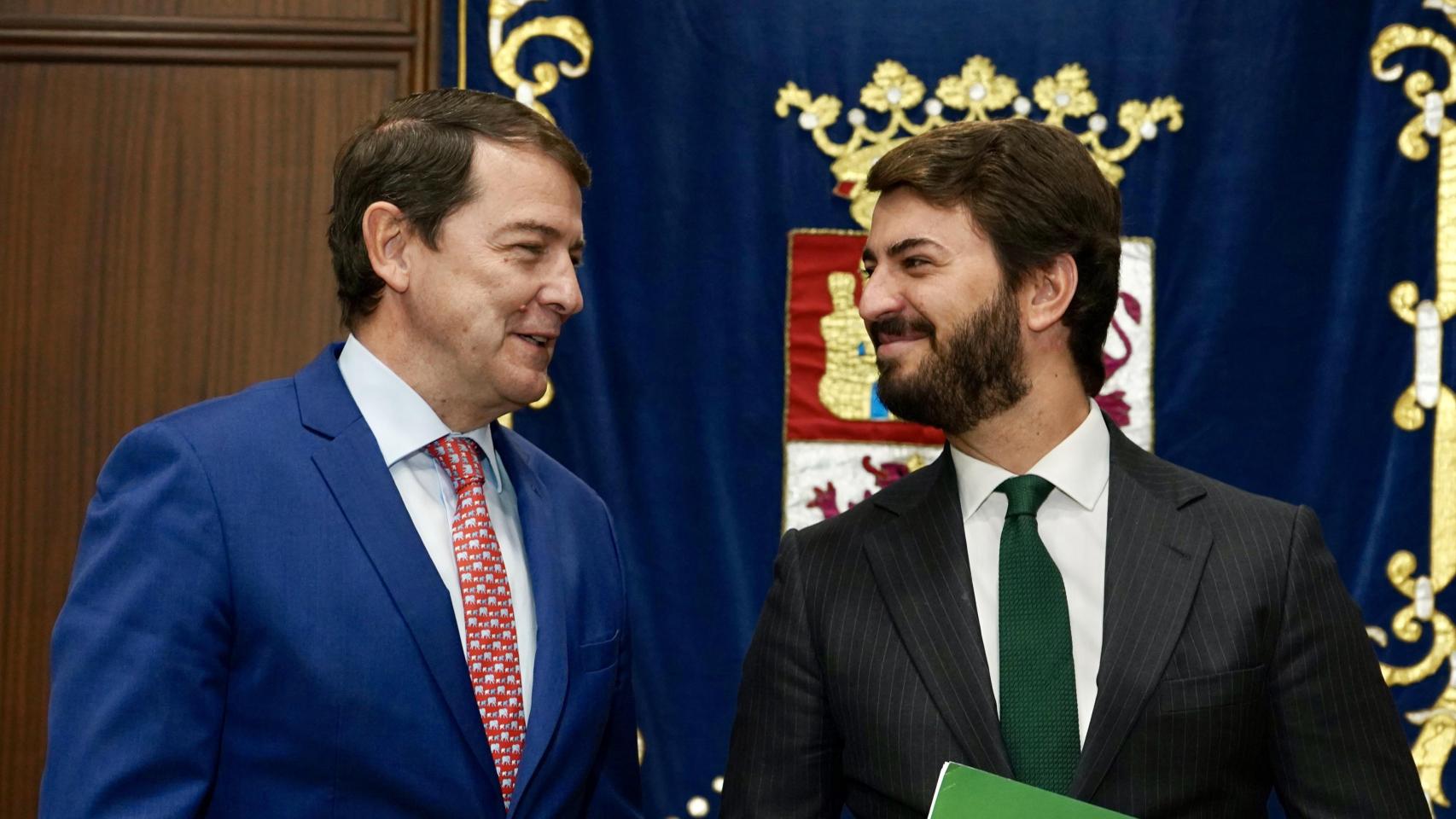 El presidente de la Junta, Alfonso Fernández Mañueco, recibe al portavoz de Vox, Juan García-Gallardo, este lunes