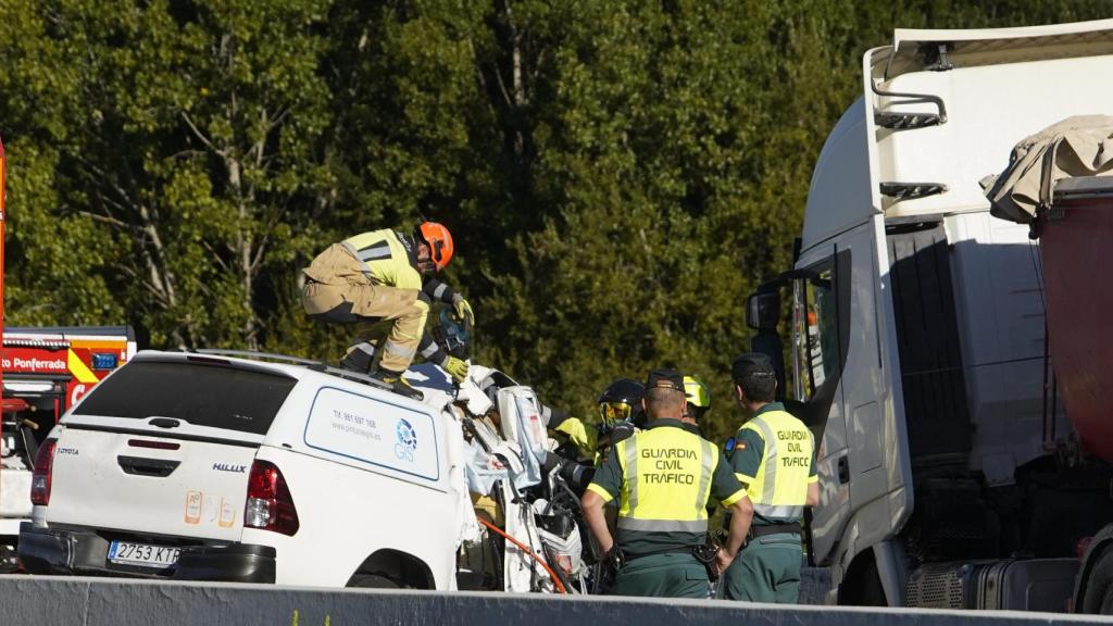 Los bomberos en el accidente de la N-VI en Carracedelo (León)