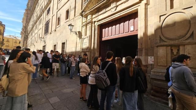 Comienza el nuevo curso en la UPSA. En la imagen, alumnos en la calle Compañía