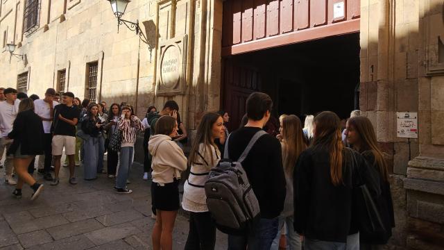 Alumnos a las puertas de la UPSA