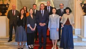 El alcalde de Salamanca, con presencia de Fely Campo, recibe a una delegación de China