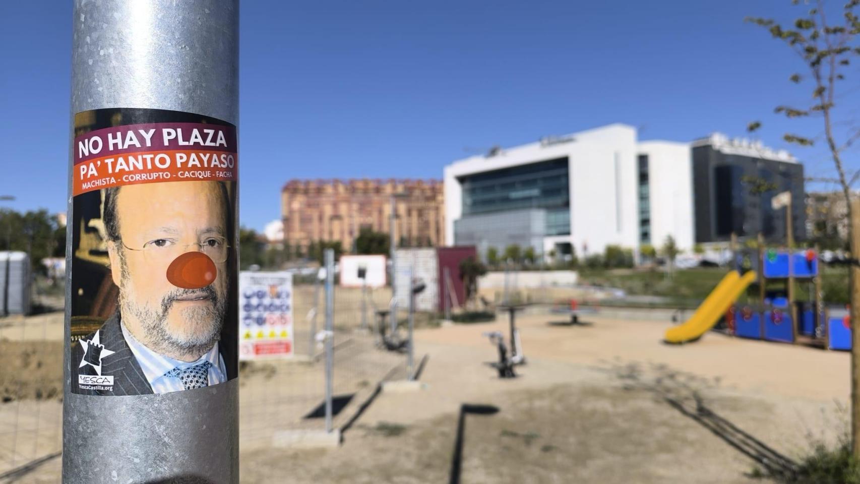 Imagen de una pegatina de la organización juvenil Yesca en la futura plaza dedicada a Javier León de la Riva