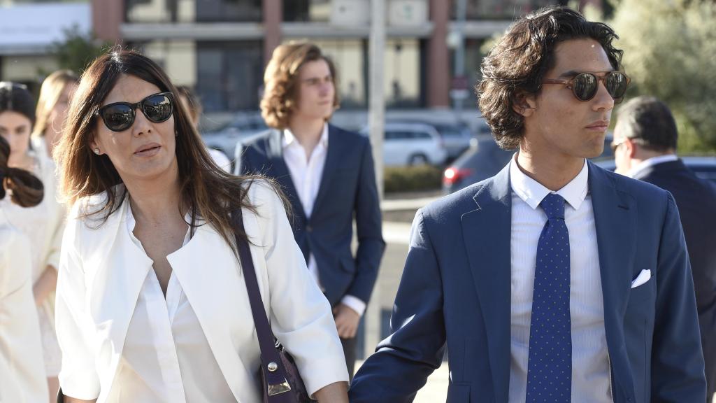 Ivonne Reyes y su hijo Alejandro llegando al funeral en la iglesia Nuestra Señora de La Moraleja