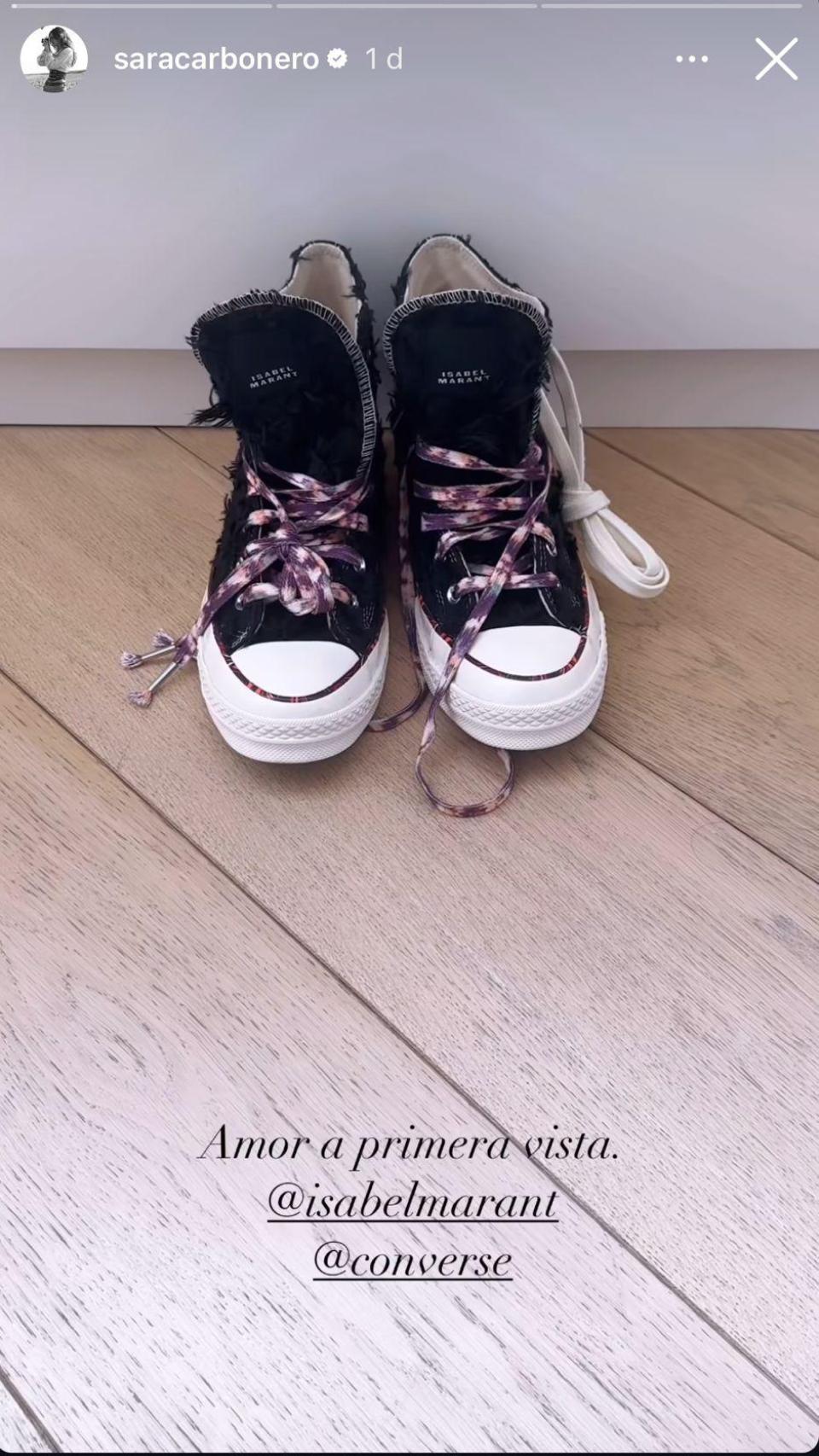 Sara Carbonero mostrando la nueva colaboración de Converse con Isabel Marant.