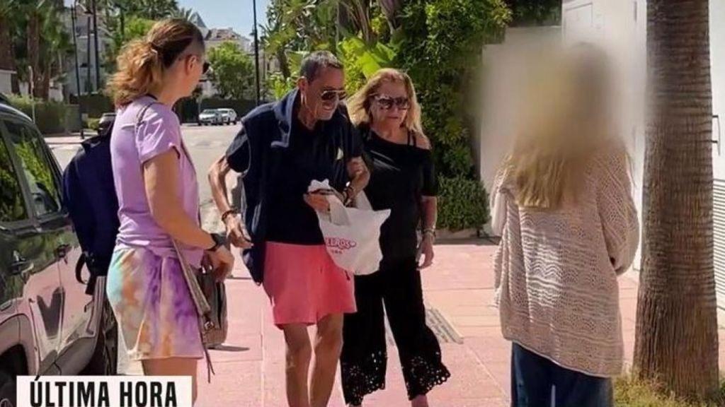 Julián Muñoz llegando al hospital, arropado por su mujer y sus hijas.