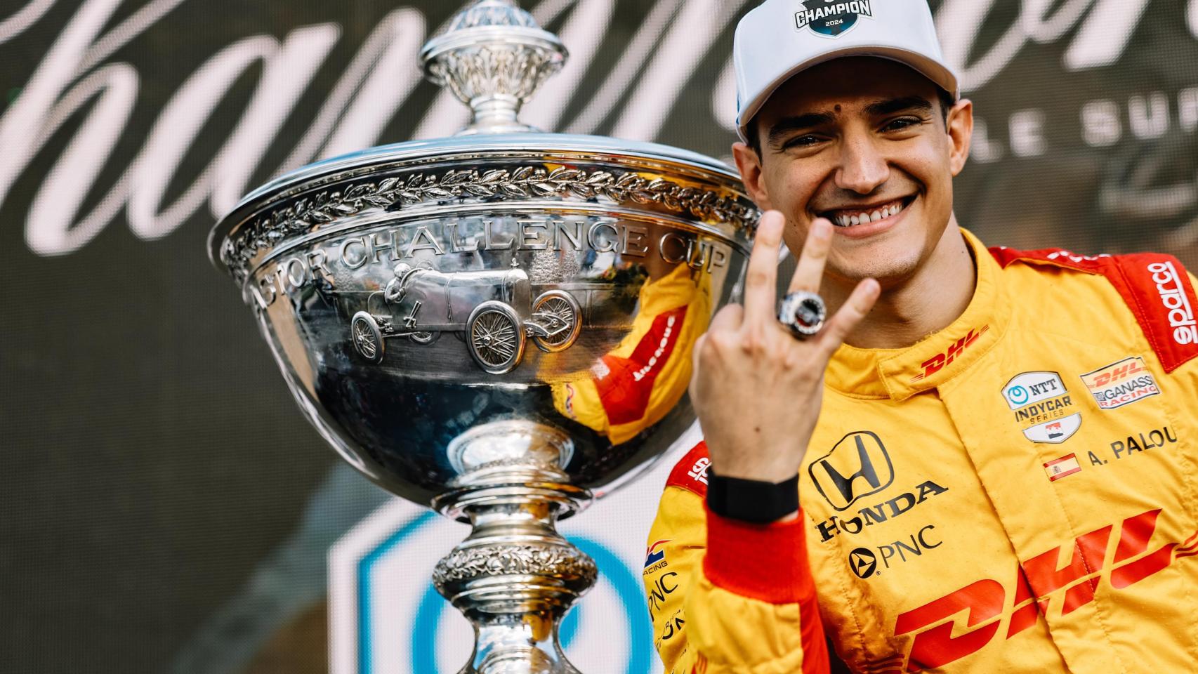 Alex Palou celebra su título de campeón de la IndyCar