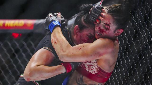 Irene Aldana y Norma Dumont, durante el combate