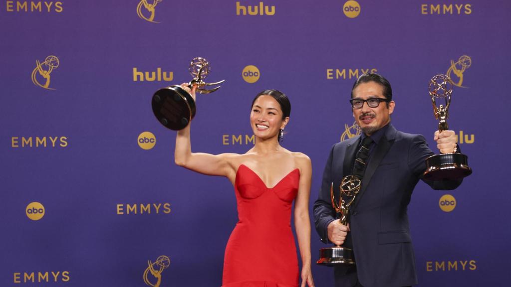 Los protagonistas de 'Shogun' posan con sus premios Emmy al término de la gala.