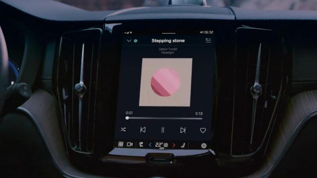 Android Automotive en la pantalla táctil de un coche de Volvo