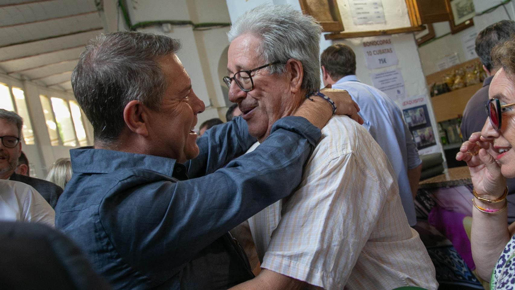 Emiliano García-Page abraza a otra persona el pasado viernes en la Feria de Albacete.