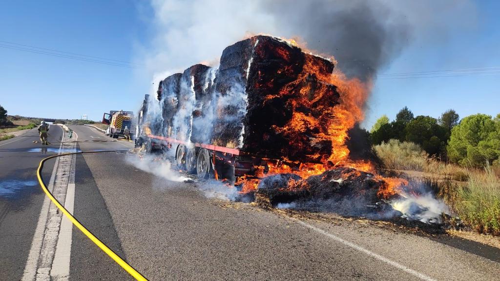 Camión ardiendo en la N-401.