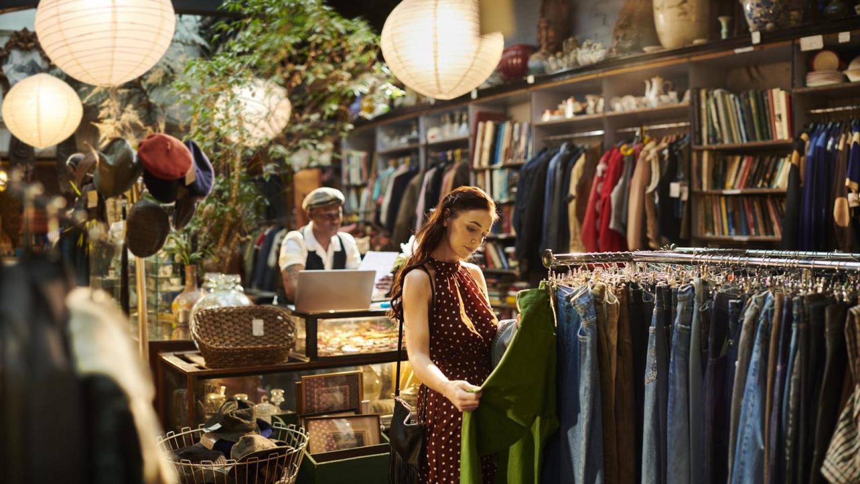 Imagen de archivo de una mujer comprando en una tienda de segunda mano.