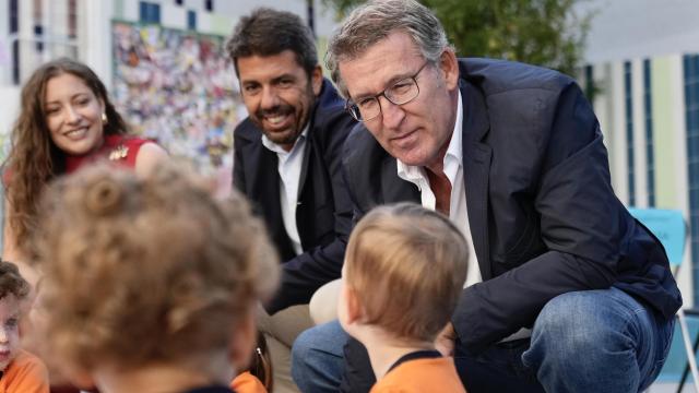 Feijóo, líder del PP, Mazón, presidente valenciano, y Ester Muñoz, vicesecretaria popular de Educación, este lunes en una escuela infantil de Alicante.