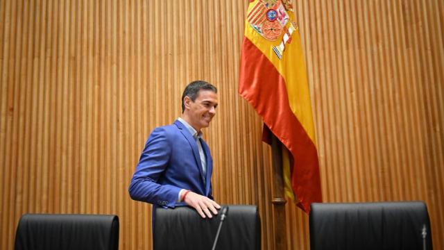 Pedro Sánchez, este lunes en el Congreso, antes de dirigirse a los diputados y senadores del PSOE.