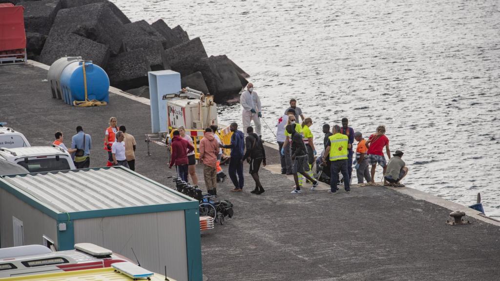 Los servicios de emergencias atienden a varios migrantes a su llegada al puerto de La Restinga, a 15 de septiembre de 2024, en El Hierro.