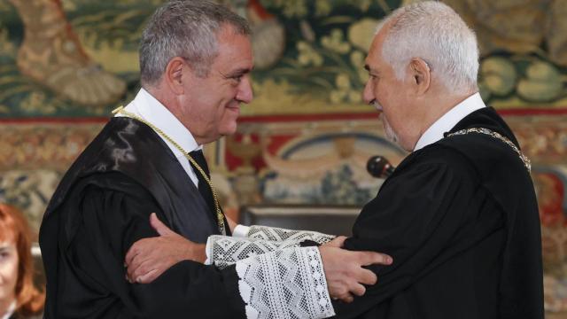 José María Macías y el presidente del TC, Cándido Conde-Pumpido, en el acto de celebración de la incorporación del primero al tribunal, el pasado día 6./