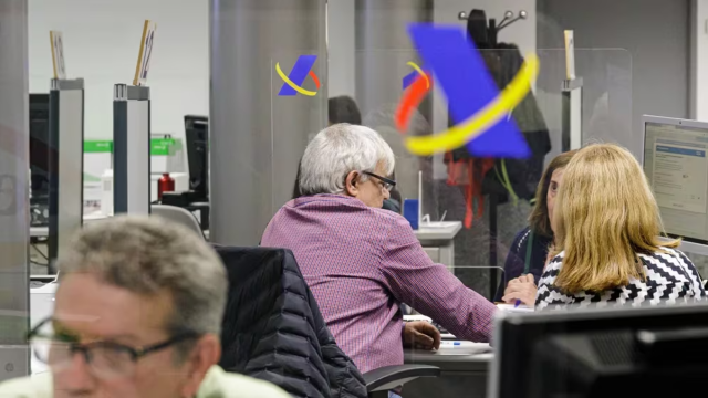 Una pareja tratando asuntos en una oficina de Hacienda.