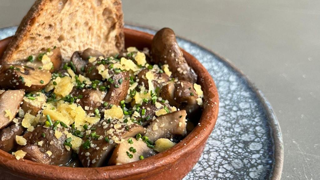 Setas al ajillo con parmesano, la tapa del restaurante DV Invernadero.