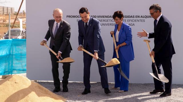 El alcalde de Málaga, Francisco de la Torre; el presidente de la Junta de Andalucía, Juanma Moreno; la ministra de Vivienda y Agenda Urbana, Isabel Rodríguez, y el consejero delegado de Lagoom Living, Javier Braza, durante la colocación de la primera piedra de la promoción de 530 viviendas protegidas en alquiler en el sector de Universidad de Málaga.