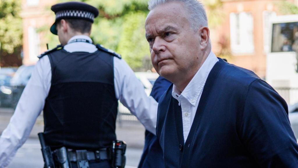 Huw Edwards, expresentador de noticias de la BBC, llega a la Corte de Magistrados de Westminster.