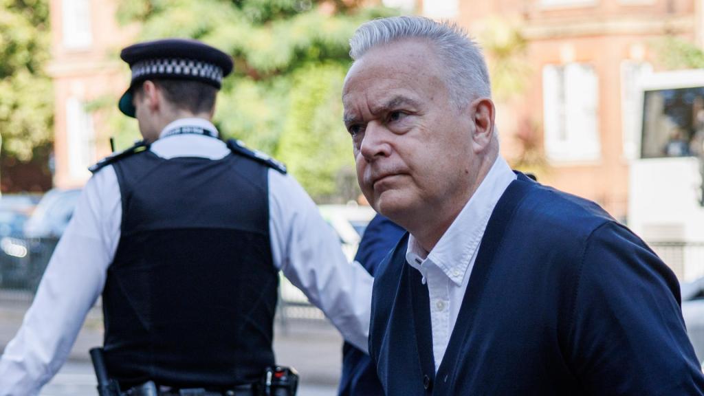 Huw Edwards, expresentador de noticias de la BBC, llega a la Corte de Magistrados de Westminster.