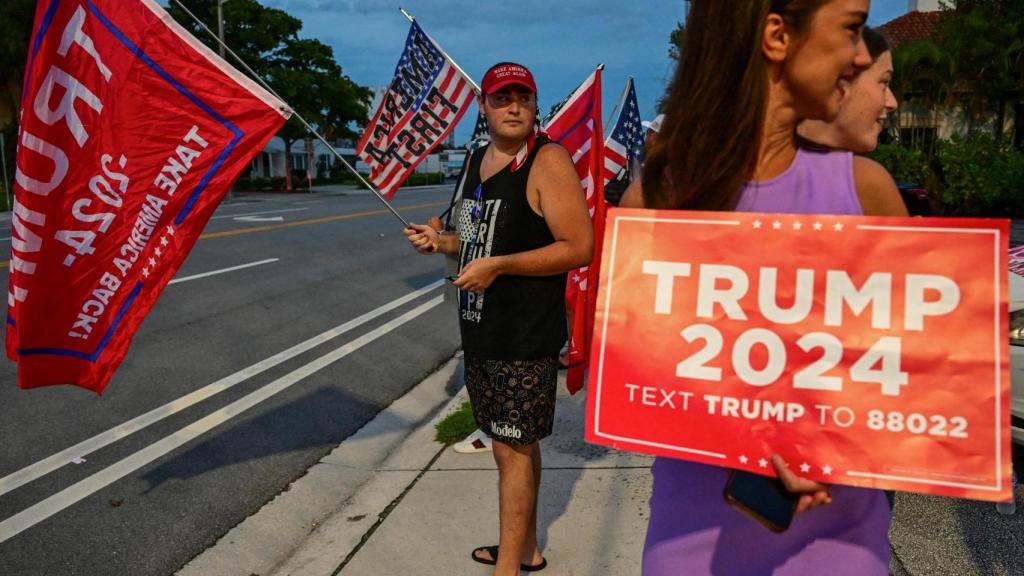 Varias personas manifestándose en Mar-A-Lago en apoyo a Trump este domingo tras el intento de asesinato.