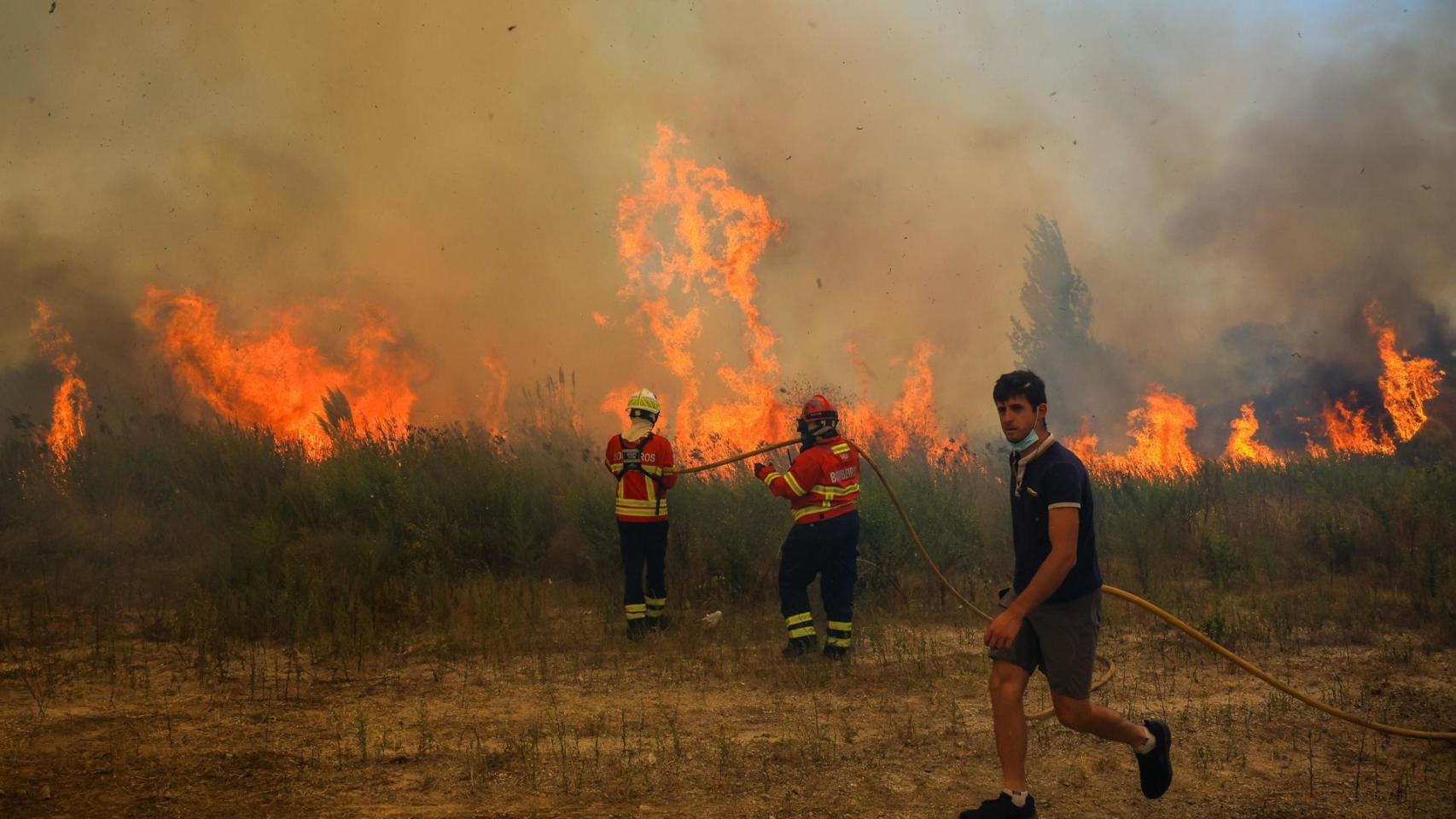 A UE está a ajudá-los a tentar apagar os 36 incêndios que assolam o país