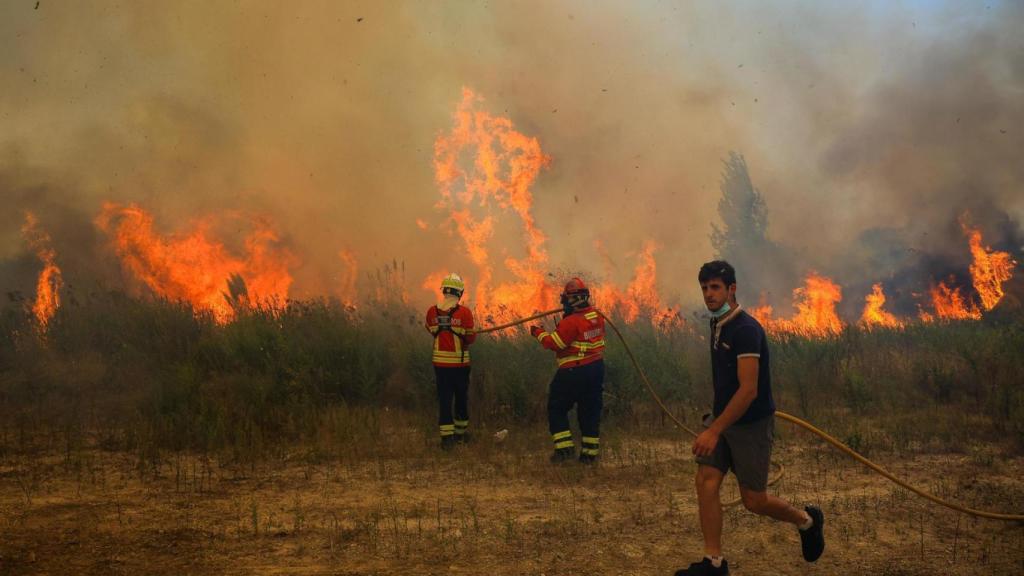 Los bomberos intentan sofocar las llamas del incendio de Gondomar, Porto.