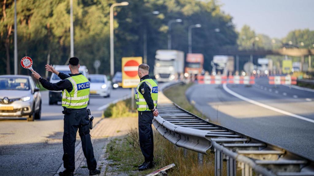 Policías en Alemania hacen controles fronterizos aleatorios.