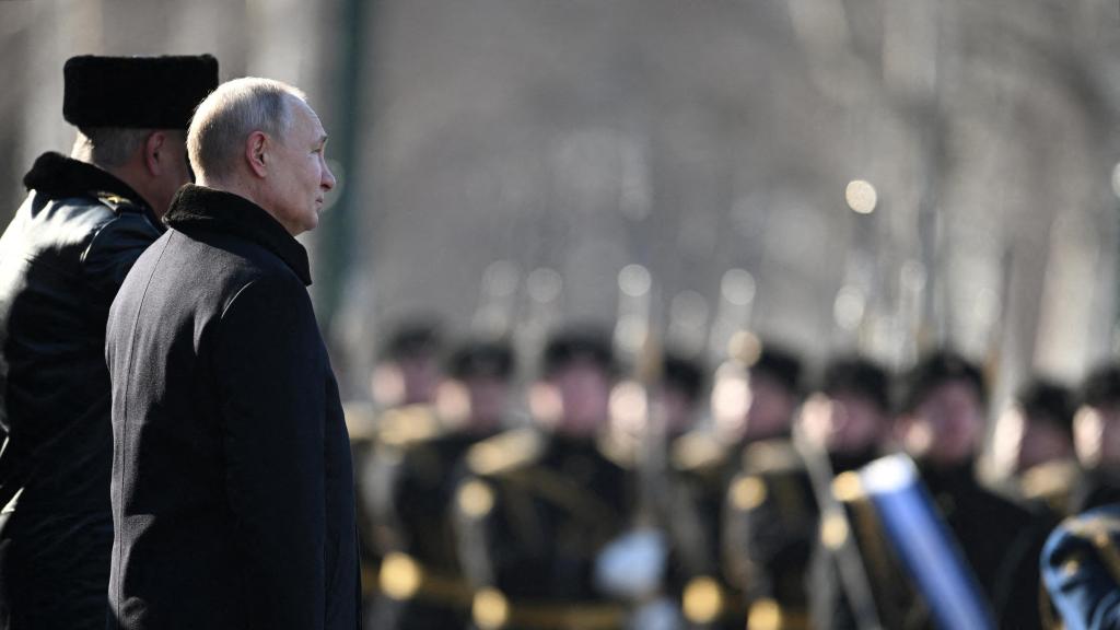 Vladimir Putin, en una ceremonia ante la Tumba del Soldado Desconocido en Moscú en 2023.