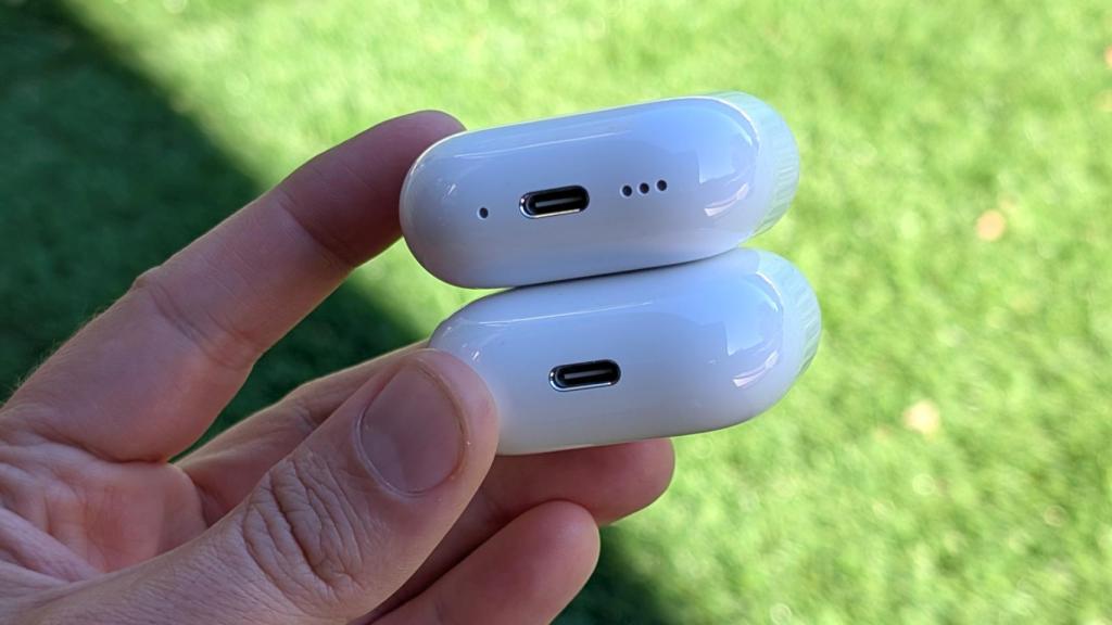 AirPods 4 con cancelación (arriba) y AirPods 4.