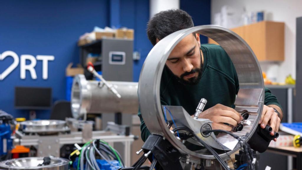 Uno de los trabajadores de BlueHeart trabajando en un prototipo