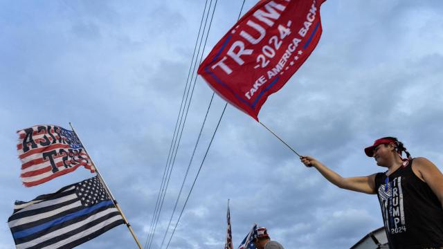 Simpatizantes de Donald Trump cerca de su residencia en Mar-a-Lago, en West Palm Beach, Florida.