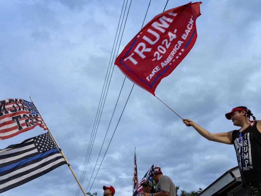 Simpatizantes de Donald Trump cerca de su residencia en Mar-a-Lago, en West Palm Beach, Florida.